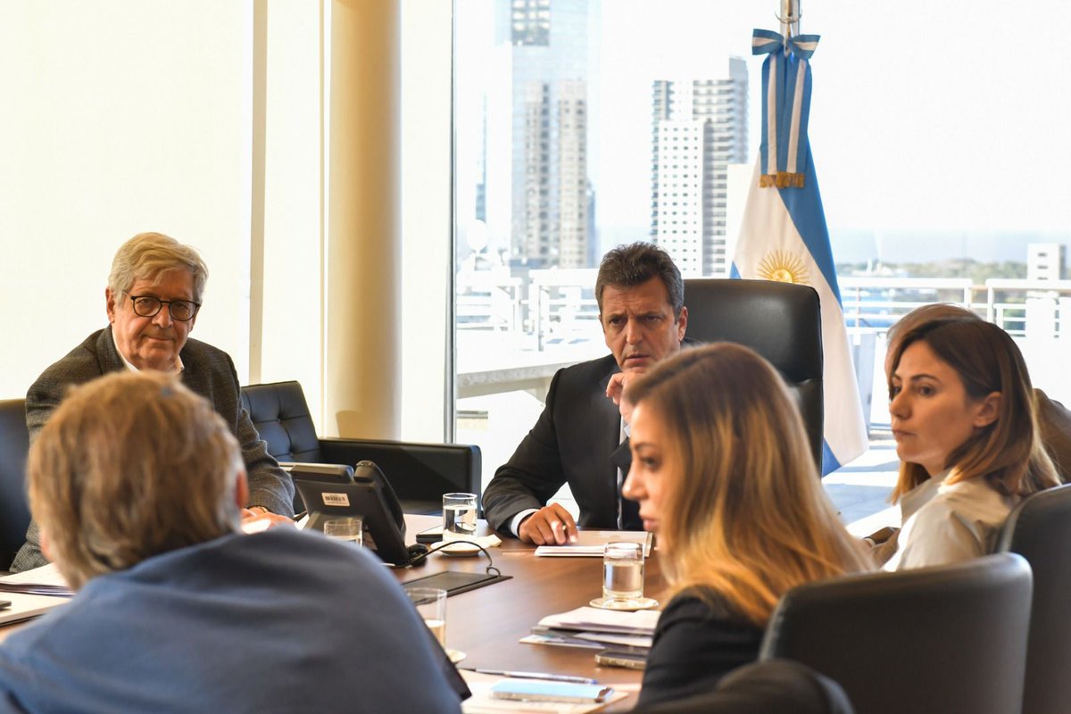 SergioMassa's tweet photo. Mantuvimos una reunión de trabajo con el equipo económico donde planificamos los temas de la agenda para esta semana.

✅ Nuevo Régimen de Promoción de la Industria Automotriz
✅ Nuevo Régimen de premios y créditos al monotributo
✅ Transferencias a cooperativas agrícolas y avícolas de los programas de promoción
✅ Pago de Ganancias en el aguinaldo
✅ Estado de las denuncias realizadas ante la secretaría de evasores cambiarios
✅ Canje voluntario para mejorar el financiamiento del Sector Público Nacional

#CreoEnArgentina