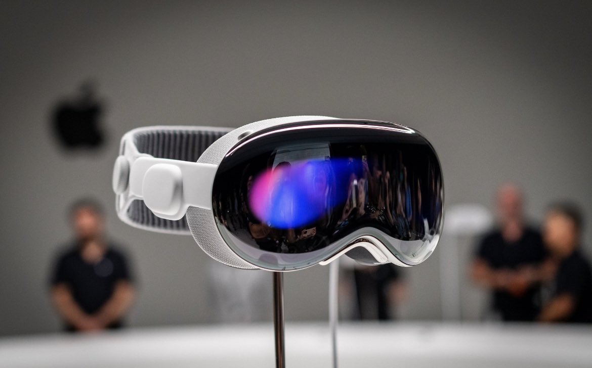 Apple announced its $3499 Vision Pro AR headset. What are your thoughts? I’ll respond with mine in the comments.

#VisionPro #Apple #AR 

Photo <a href="/verge/">The Verge</a>