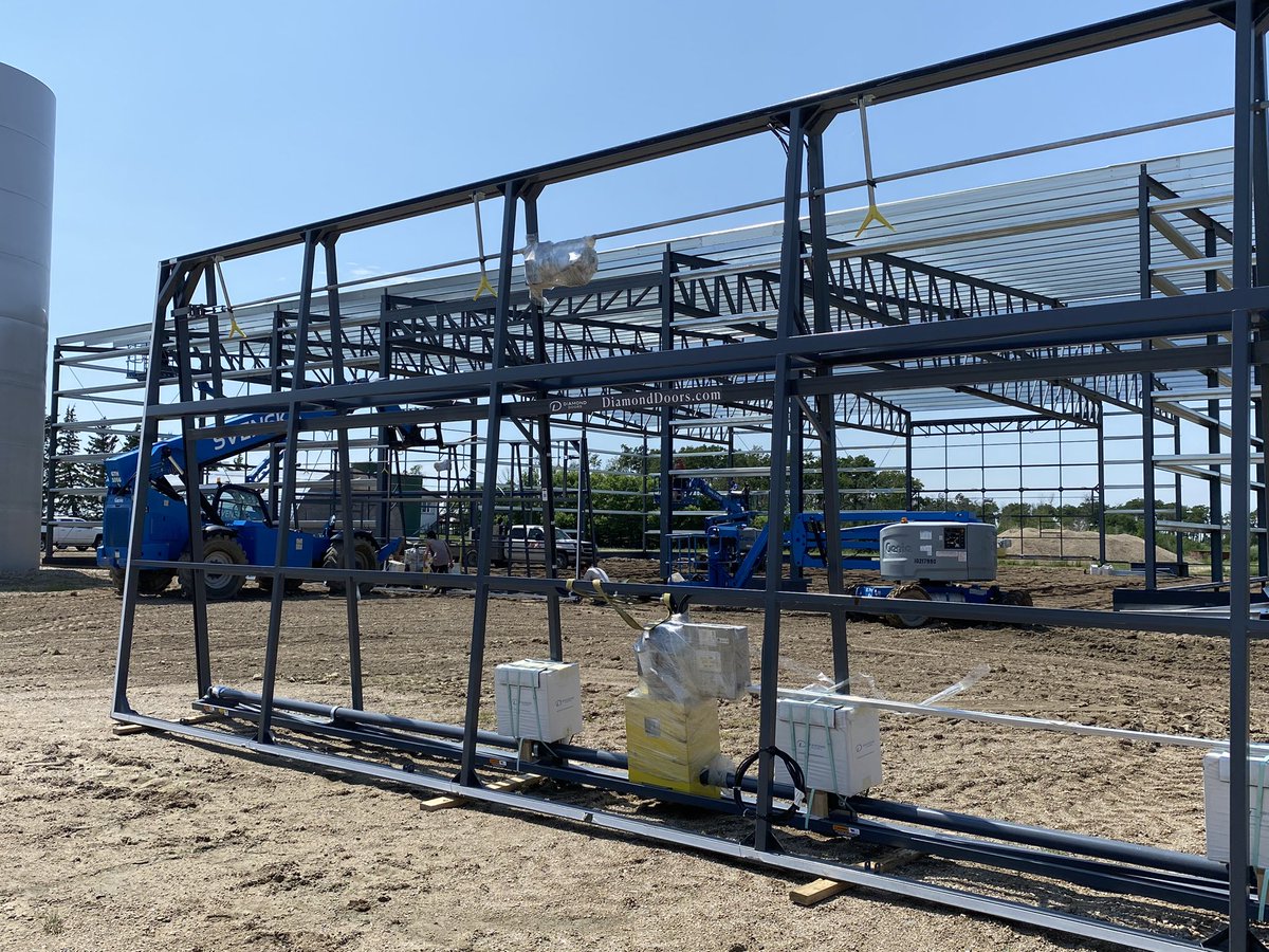 4 outs five <a href="/DiamondDoorsInc/">Diamond Doors</a> bifolds on this #metalbuilding in the picture &amp; three outa five hung in less than three hours. The boys and the welder on site 👌👌 #prairiesteel #svenska