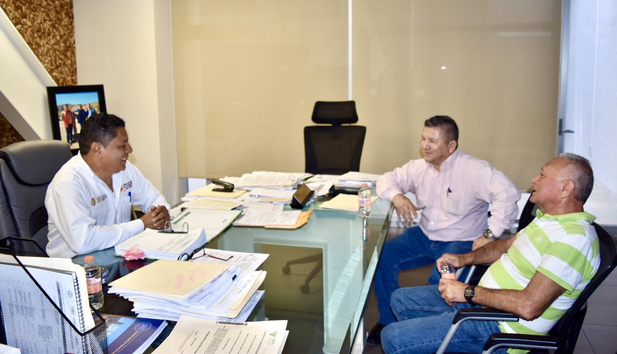 IGIFEOficial's tweet photo. 🟠 El titular del #IGIFE, Benjamín Guinto Nava, se reúne con Marco Antonio Vélez García, director de la secundaria “José María Morelos y Pavón”, de #Mochitlan, quienes reunidos en una mesa de trabajo dieron seguimiento a la gestión de una mejor Infraestructura. https://t.co/ewL1EpJFlZ