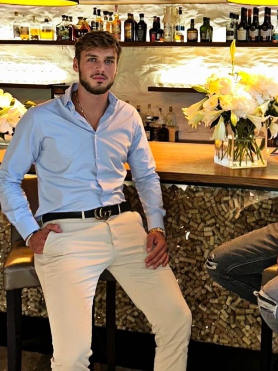 gospodin za šankom vam šalje piće
gospodin za šankom:
#SurvivorSrbija #SurvivorHrvatska