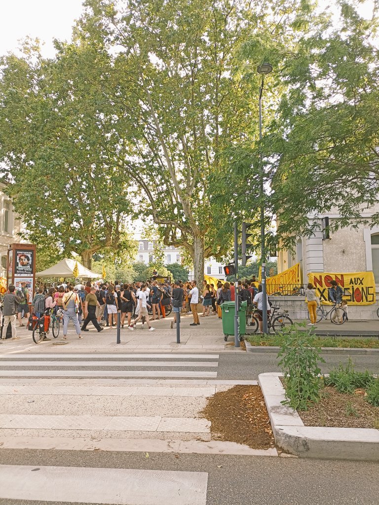@UsulduFutur 200 personnes aujourd'hui à Grenoble, pas l'ombre d'un parti de la NUPES. Ah oui c'est vrai ils sont aux commandes des bailleurs sociaux ici et ils augmentent aussi le prix des loyers. Oups !
