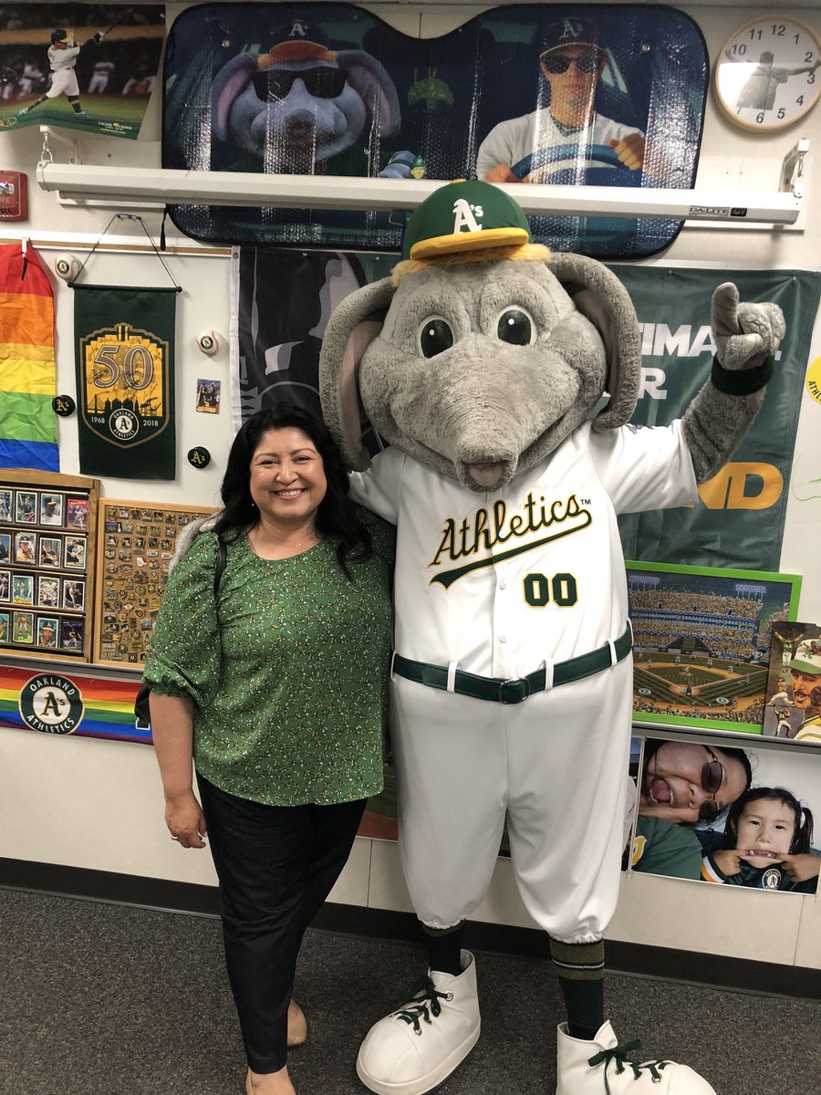 Thank you <a href="/Stomper00/">Stomper</a> for supporting our schools! Our students <a href="/BUSDNorthwood/">BUSDNorthwood</a> loved your visit! Thanks to our amazing teacher <a href="/JohnCheadleII/">John Cheadle II</a> for sharing your <a href="/Athletics/">Athletics</a> passion! <a href="/BerryessaUSD/">Berryessa Union</a> #playball⚾️