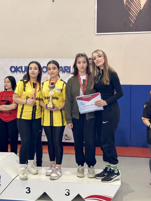 Floor Curling Genç Kızlar A Takımımız Karaman'da düzenlenen Türkiye şampiyonasında 3. olmuştur. Emeği geçen öğretmen ve öğrencilerimizi tebrik ediyor, başarılarının devamını diliyorum.

Yahya Kemal Beyatlı Anadolu Lisesi 
<a href="/erdalkilinc27/">Dr.Erdal KILINÇ</a> 
<a href="/yasintepe/">Yasin TEPE</a>