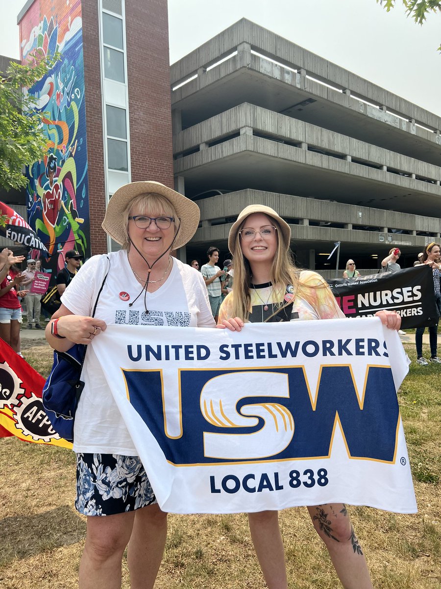 uswdistrict6's tweet photo. Shout out to our newest members who work at Starbucks Waterloo - they attended their very first solidarity action as Steelworkers at the #EnoughIsEnoughON rally in Kitchener! #EverybodysUnion #CanLab https://t.co/djUpZGGpw3