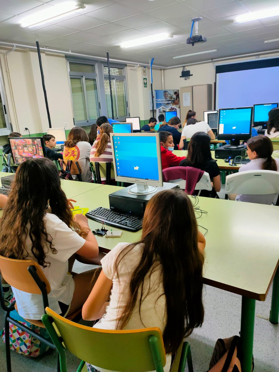 IESElcanoCT's tweet photo. El pasado día 25, desde el departamento de Tecnología, se desarrollaron unos talleres de Iniciación a Arduino. El alumnado de 1° y 3°ESO que participó realizó varias practicas que le sirvieron para desarrollar la Competencia Digital y específicamente el Pensamiento Computacional. https://t.co/FEym89JFox