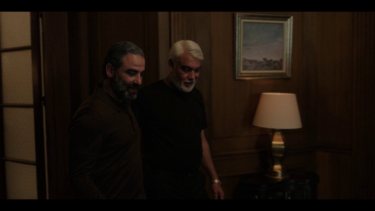 jranil's tweet image. فکر کنم اولین باره که یک فیلم/سریال غیر ایرانی (ایرانی رو هم نمی‌دونم) نقش سردار سلیمانی رو میده کسی بازی کنه. اپیزود سوم #GhostsOfBeirut زندگی تو دمشق رو خیلی لوکس و مفرح نشون میده. 
نقش رو خالد بن شقرا که از ۲۰۱۶ ظاهرا فیلمی نداشته (Khalid Benchegra) بازی میکنه.