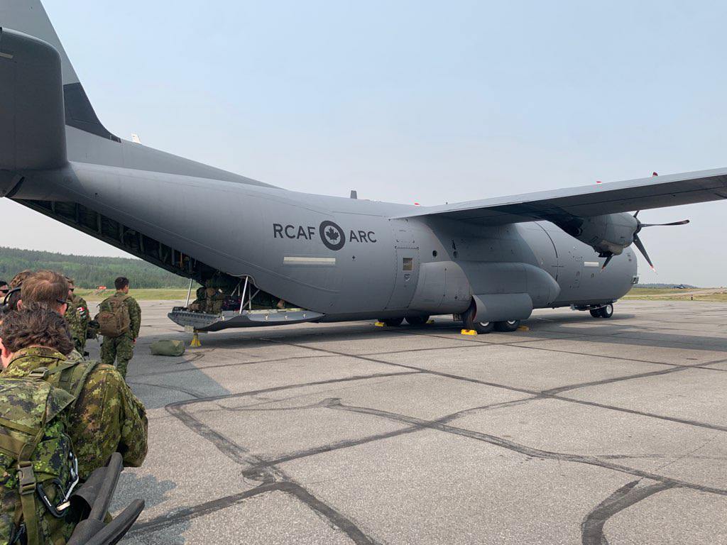 3CdnDiv3DivCA's tweet photo. Le 3 juin, des soldats du #1PPCLI ont quitté Edmonton pour Fort Chipewyan en soutien à #OpLENTUS. Les membres travaillent en étroite collaboration avec le #4GPRC et Alberta Wildfire pour aider à combattre l'incendie de forêt qui menace la communauté. https://t.co/n7fjiVDd23