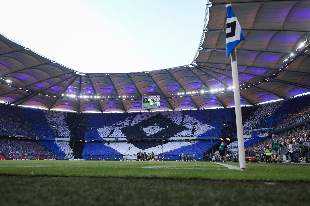 hsv_sc's tweet photo. Wenn ein Stadion ab Anpfiff steht. Wenn ein Stadion den Führungstreffer quasi ins Tor schreit. Wenn ein Stadion hinter der Mannschaft steht. Dann lebt dieser Verein - ganz egal in welcher Liga. Immer weiter, HSV! 🔷

#nurderHSV 
___
📸 @FotoMatze https://t.co/mN90F1us9F