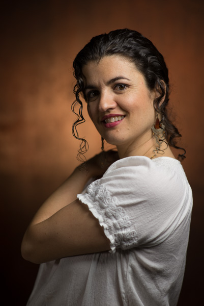 Ella es GERARDA en LA DISCRETA ENAMORADA.
Coqueta y gallarda. Una dama cortesana que va dando celos en la trama.
Macarena Pérez Bravo es la actriz que se encarga de dar vida y voz a este personaje diseñado por Lope con frescura, ingenio y pasión.
 #11ºCicloCLÁSICOSENVERANO
#Gaona