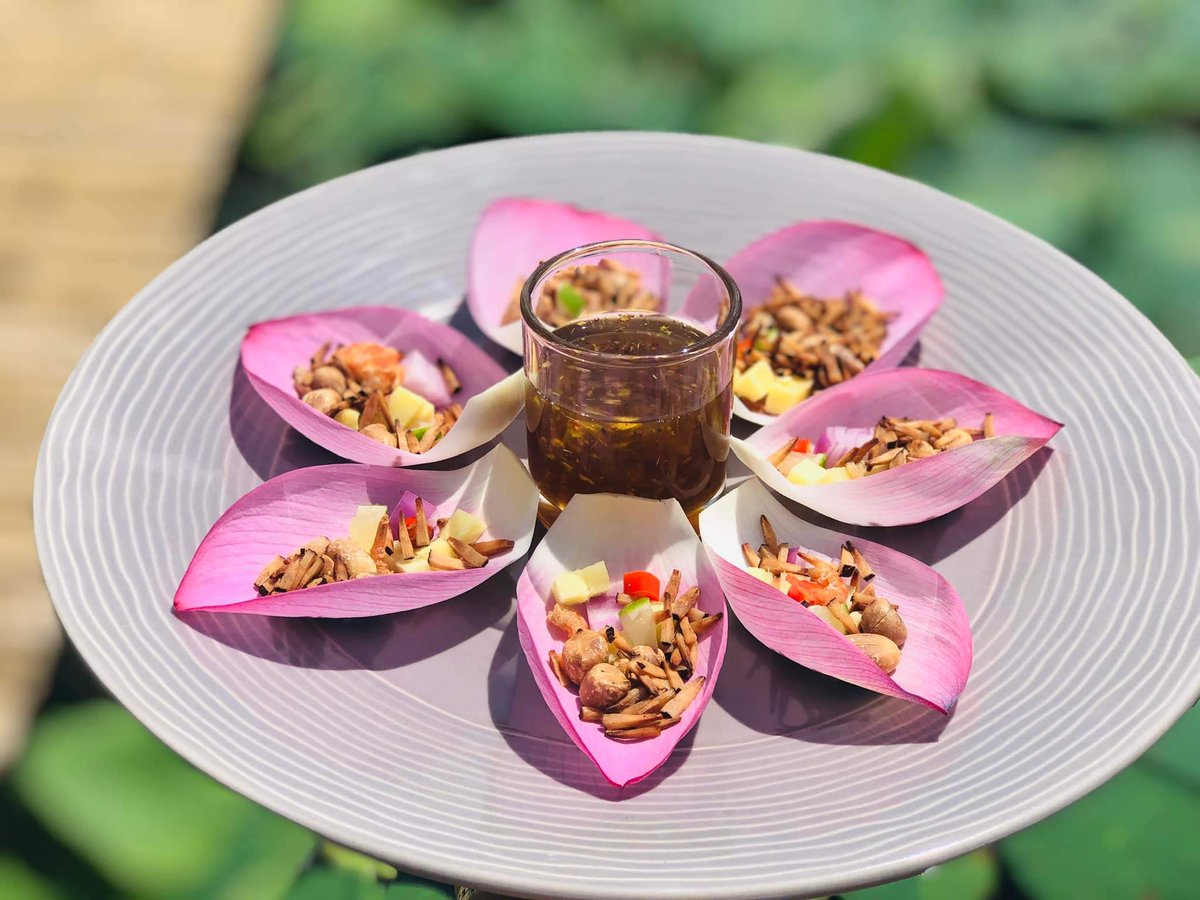 เป็นลูกสาวพระแม่ลักษมี เวลาเจอดอกบัวก็คือจะกรี๊ดกร๊าดสุดๆ 🤣
บัวนาคาเฟ่ สวยมากกกกกกกกก สีชมพูทั้งบ่อเลย อยากไปกินเมี่ยงกลีบดอกบัวด้วย อยากวาร์ปอุบลทันทีเลย 🥹🪷🪷

🪷บัวนา คาเฟ่ วารินชำราบ อุบล 
#เที่ยวไทย #รีวิวอุบล #คาเฟ่อุบล #รีวิวทั่วไทย