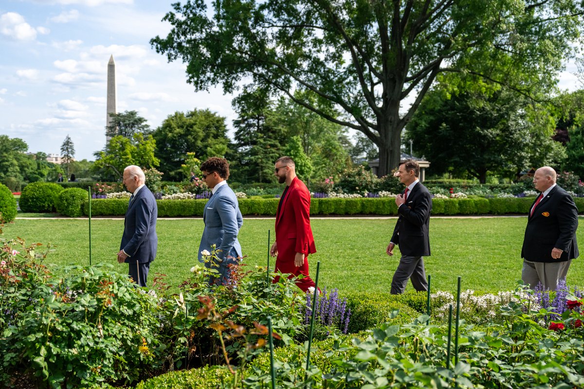 POTUS46Archive's tweet photo. This season, the Chiefs showed us the power of one of the most elusive things: unity.

Despite their different backgrounds, players worked together with a distinct style – in constant motion with a joy for the game, love for each other, and love for the great city they represent. https://t.co/59A1GQ3PhR