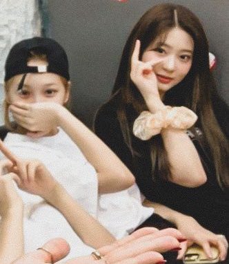 hourly2kim's tweet photo. #김채원 #김민주 #김김 
#CHAEWON #MINJU #2kim https://t.co/1n0TmWvekv