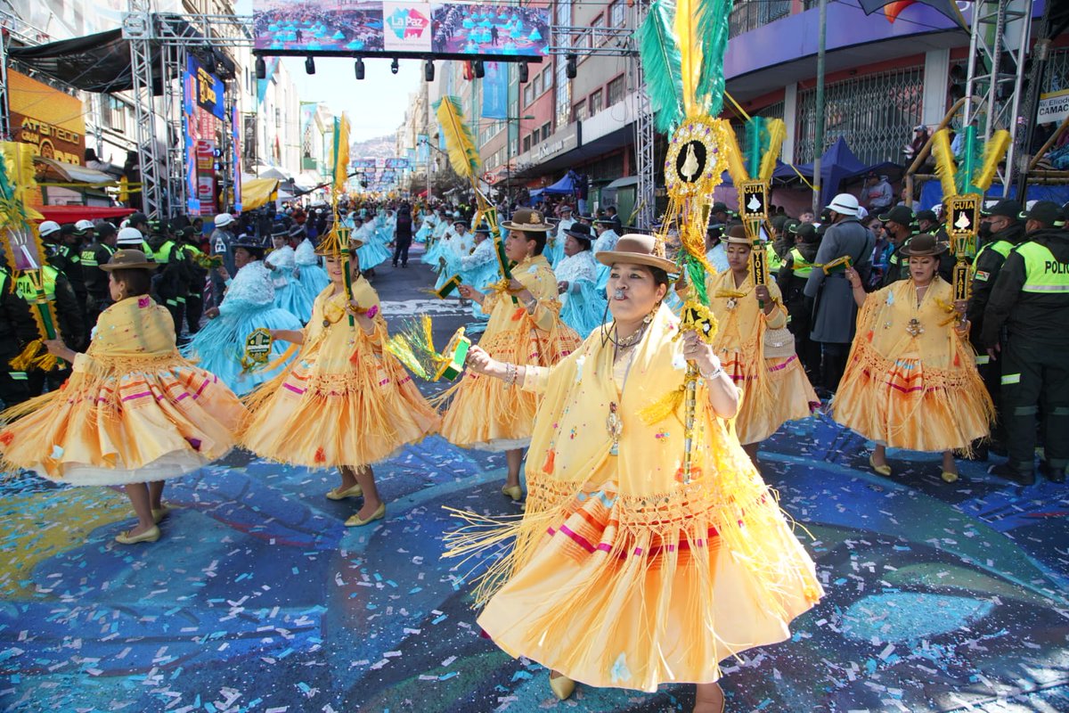 LuchoXBolivia's tweet photo. La belleza de nuestras danzas volvió a deslumbrar al país y al mundo en el #GranPoder2023. Con una participación de 309.058 personas, la Fiesta Mayor de los Andes generó un movimiento económico de Bs437,2 millones, beneficiando a la artesanía, transporte, alimentos y turismo. https://t.co/4MSEEpuBSX