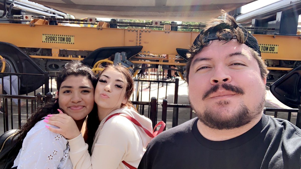 BobbyBooshay_21's tweet photo. Team Member outing! Six Flags for the day for Bre and Josy! Rides were fun, but the animal shows were even better! 
Who will get to go on the next Team Membere outing? 
#chilis #chilislove #TMrecognition #workfun https://t.co/3irbNobGbc