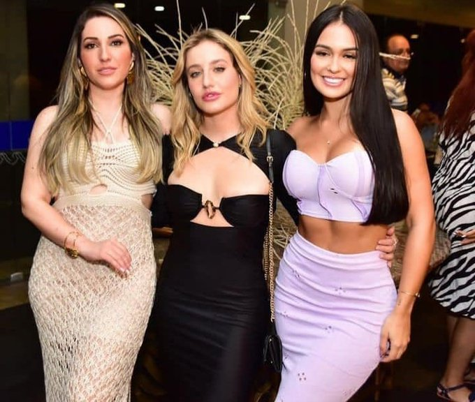 Iamthemanuele's tweet photo. News : Bru com Amanda e Larissa, no jantar de hoje no evento da Thay.
#brunagriphao #brumanda #brulari https://t.co/9egbzPSeJq