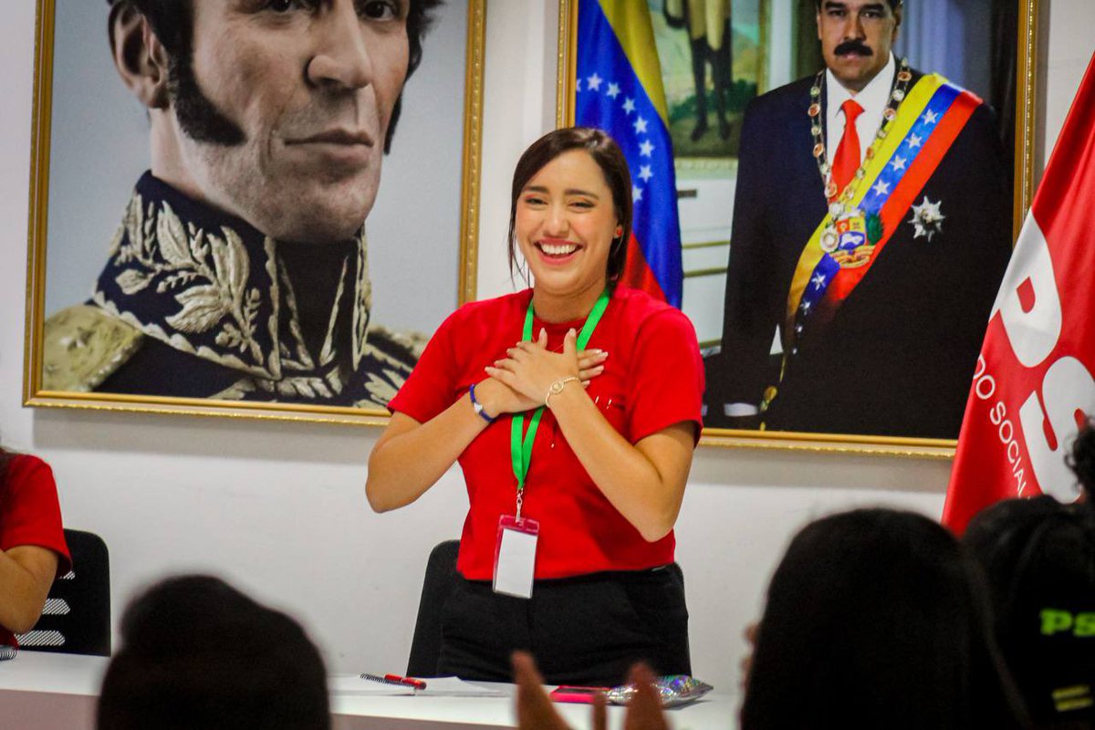 No importa la hora, el momento, lo mucho o poco .. cuando verdaderamente amas profundamente lo qué haces se nota en la sonrisa ♥️ @JuventudPSUV