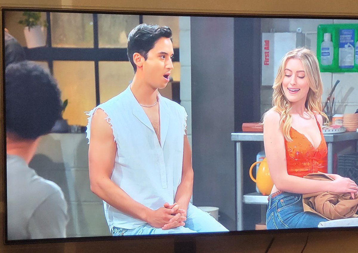 slinehan1's tweet photo. Trying to watch some shows I've never seen before, and I've been watching the @netflix show #PrettySmart and it's fantastic! Funny and inclusive with great romance and so much heart. Why on Earth was this cancelled after one season?! Netflix are dumb. 🤦💕 https://t.co/4dQ7rx68Si