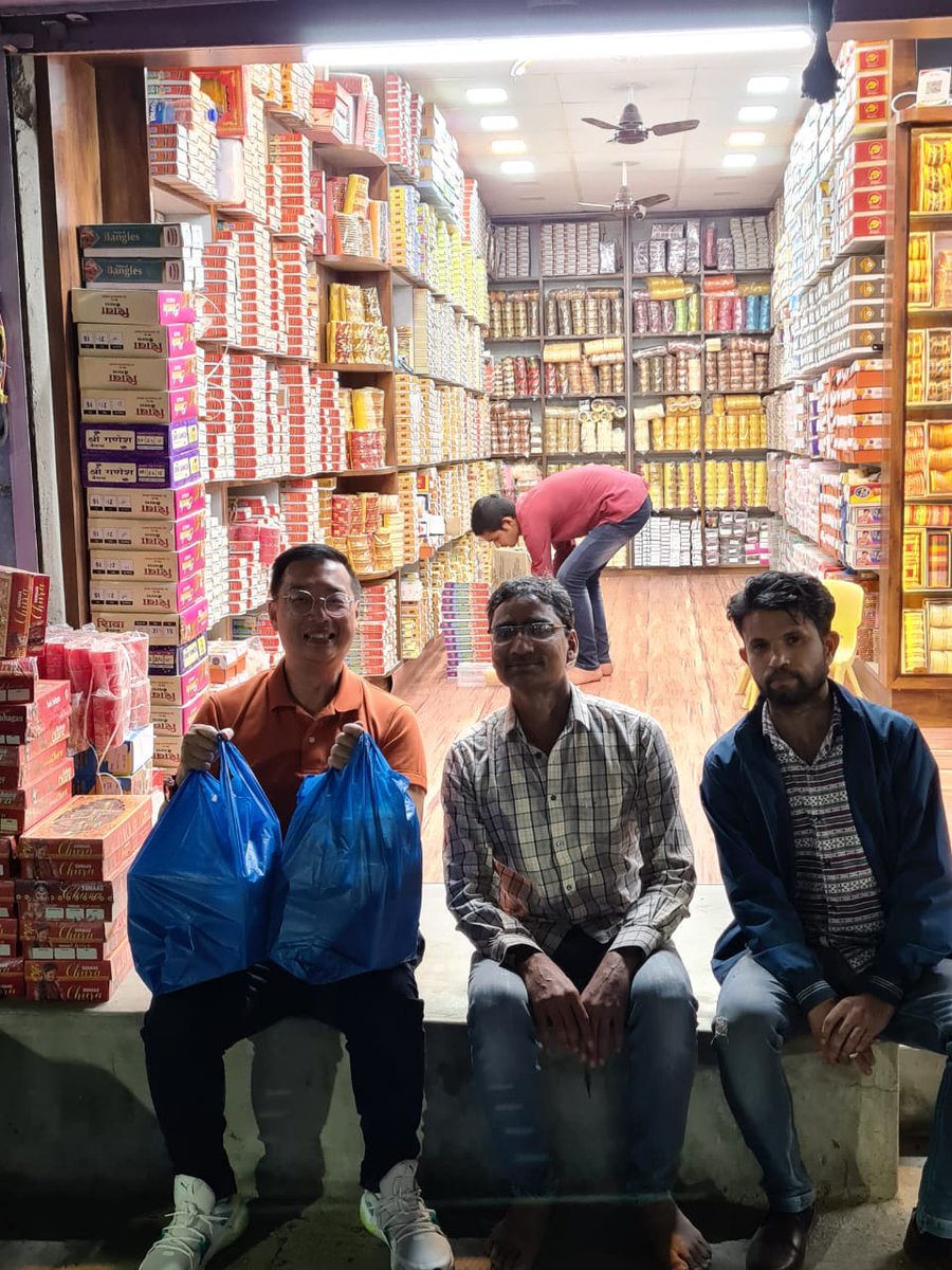 SGinIndia's tweet image. Good morning India! Tested the 🇮🇳-🇸🇬UPI-Paynow link on the ground. Seamless, cashless, painless..😅😅HC Wong.
@UPI_NPCI @rbi @MAS_sg @my_rajasthan
#9YearsOfSeva #DigitalIndia #IndiaStack