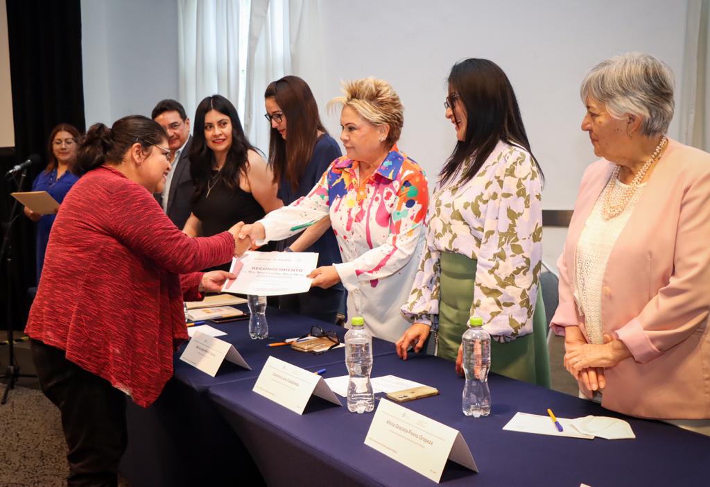 SEPGobPue's tweet photo. Durante el encuentro "Tertulias Literarias Dialógicas", la secretaria de Educación, @MerloIsabel invitó a las y los encargados de las Misiones Culturales a establecer estrategias con los ayuntamientos, que permitan fortalecer la educación para adultos en el estado. https://t.co/CoqDeJgIYJ