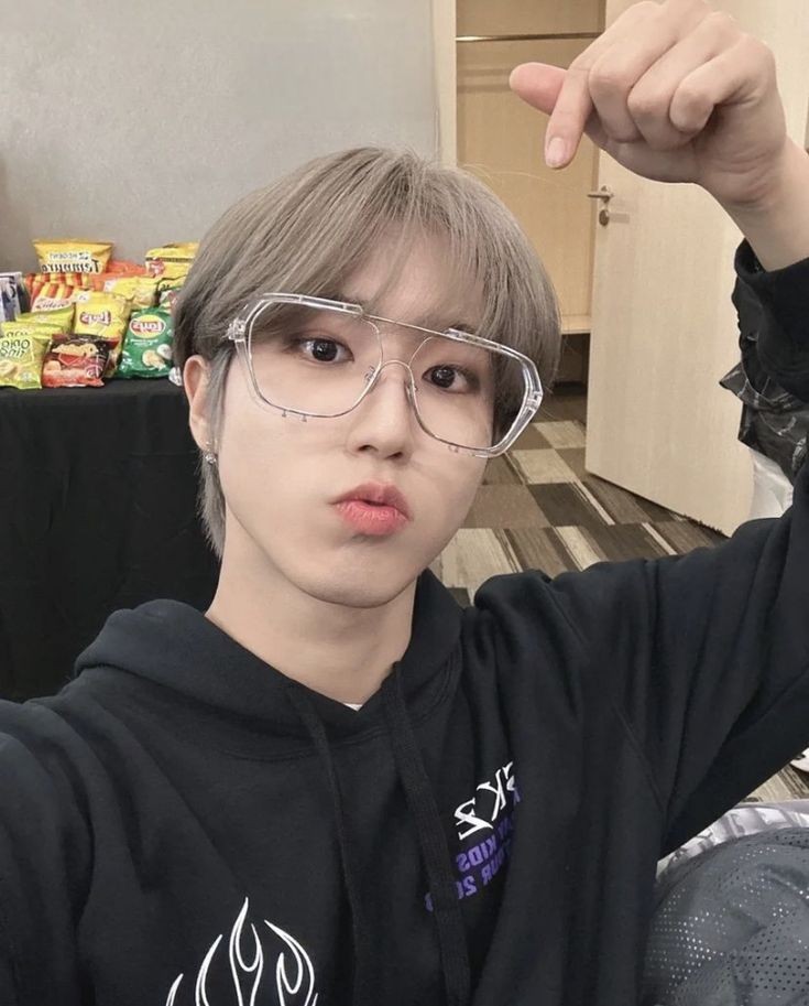 Se0hyunstar's tweet photo. ⠀⠀⠀⠀⠀⠀⠀⠀⠀𝐍𝐞𝐰 𝐏𝐨𝐬𝐭! ! 

𝘘𝘶𝘪𝘦𝘳𝘰 𝘩𝘢𝘤𝘦𝘳 𝘢𝘭𝘨𝘰 𝘤𝘰𝘯 𝘢𝘭𝘨𝘶𝘪𝘦𝘯, 𝘲𝘶𝘪𝘦𝘯 𝘴𝘦𝘢, 𝘮𝘦 𝘴𝘪𝘦𝘯𝘵𝘰 𝘮𝘶𝘺 𝘴𝘰𝘭𝘪𝘵𝘰 😿 https://t.co/tnF5A0aeHL
