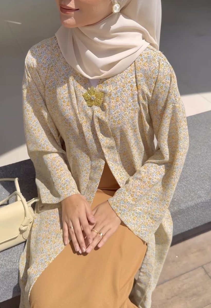 Can’t find any loose kebaya that is prettier than this. So much love for this classic piece.