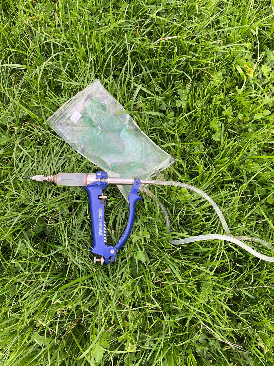 We love a farm hack at Thrive, and this one is a ripper for carting around a 4-in-1 pack at lambing time. Connected to a 10 ml vaccinator gun, this 4-in-1 is leakproof, and 12 squeezes gives the ewe her dose quickly and easily. 
Show us your farm hacks in the comments! 🌱🐑🐂