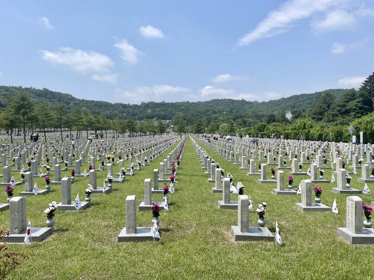 Honoured to represent 🇪🇪 at 🇰🇷 68th Memorial Day, commemorating those who lost their lives for free & democratic Republic of #Korea.  
Wars should never happen and young people should never sacrifice their lives. #WeWillRemember #MemorialDay2023 #estoniainkorea