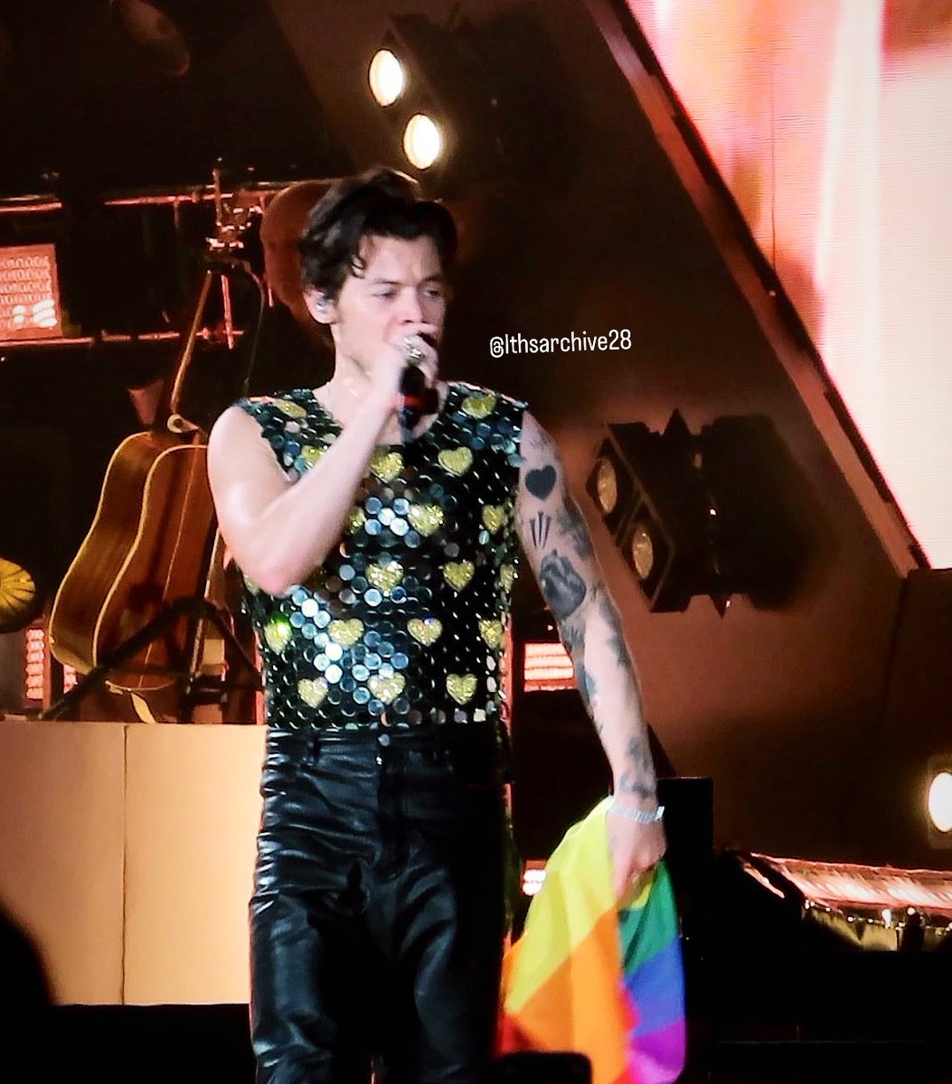 Harry with a pride flag! 🏳️‍🌈
#LoveOnTourAmsterdam #Night2
5.6.23

📸: lthsarchive28
