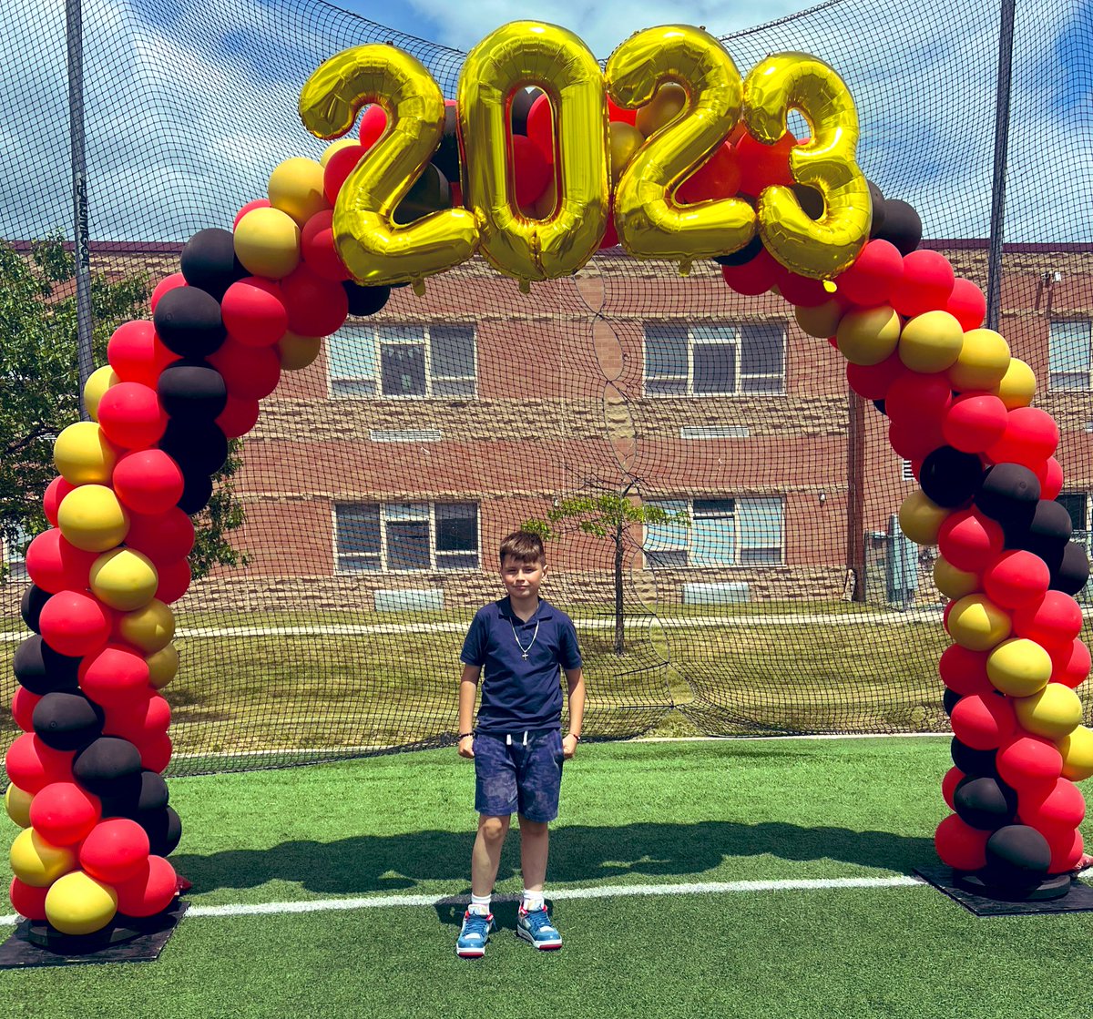 mariadelmar1007's tweet photo. What a beautiful day to celebrate Mountain View moving up ceremony for the 5th graders. Congratulations ❤️👏🏻 https://t.co/ChjJs9fgi5