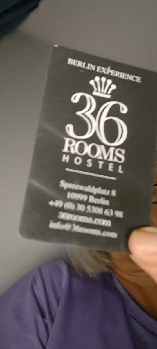 Soundherz's tweet image. Fast Mitternacht. Hier wird im Altbau aus den oberen Stockbetten gesprungen. Die Handys mit #ManInTheMiddle gehackt. #Berlin ein Hostel wie #Kreuzberg halt.