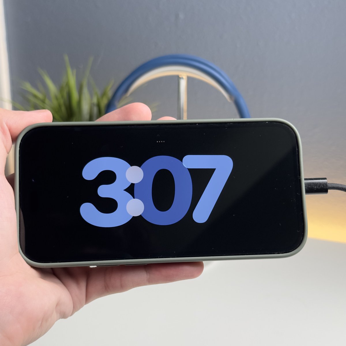 theapplehub's tweet photo. Standby mode in iOS 17 looks great but it’s pretty basic so far 

You can enable this mode when your phone is stationary in landscape and charging. Will work with every iPhone that supports iOS 17 https://t.co/LTevPL59gi