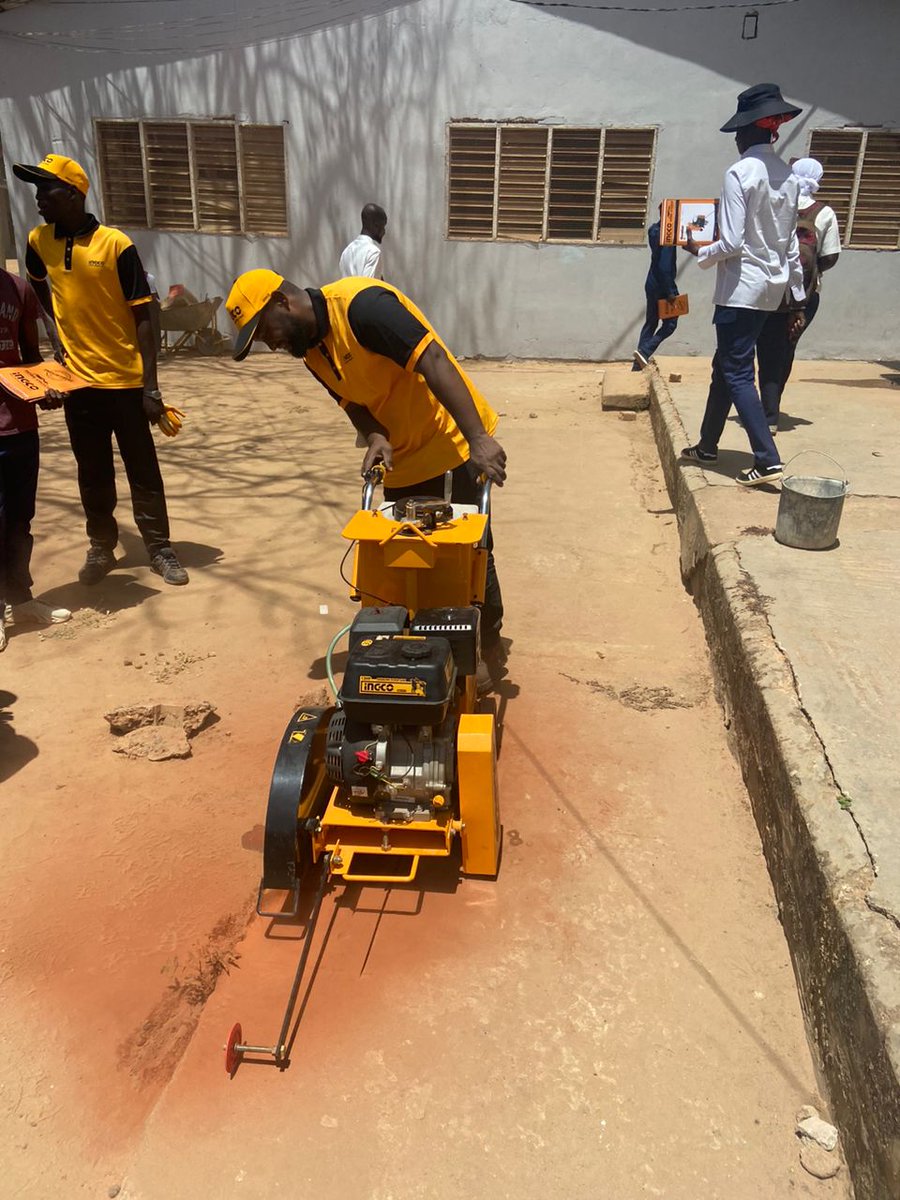 USET_UNIVERSITY's tweet photo. Training in the Use of Road Construction Equipment.
A weeklong training by #KOICA Dakar Office and UNESCO through #MoHERST has kicked off today. The training is conducted by #INGCO and has brought together 2️⃣5️⃣ participants including staff and students of #USET. https://t.co/IM9Vi9ObpL