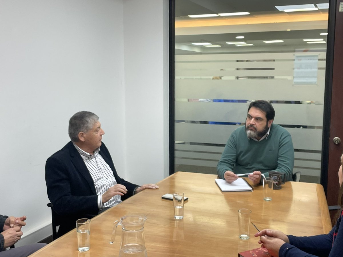 MTTStgo's tweet image. #AgendaMTT : El SEREMITT  @R_Santa_Cruz se reunió con el gremio @conatacochchile para avanzar en mejoras para las modalidades de colectivos. Seguimos trabajando por un #ChileMejorConectado🇨🇱