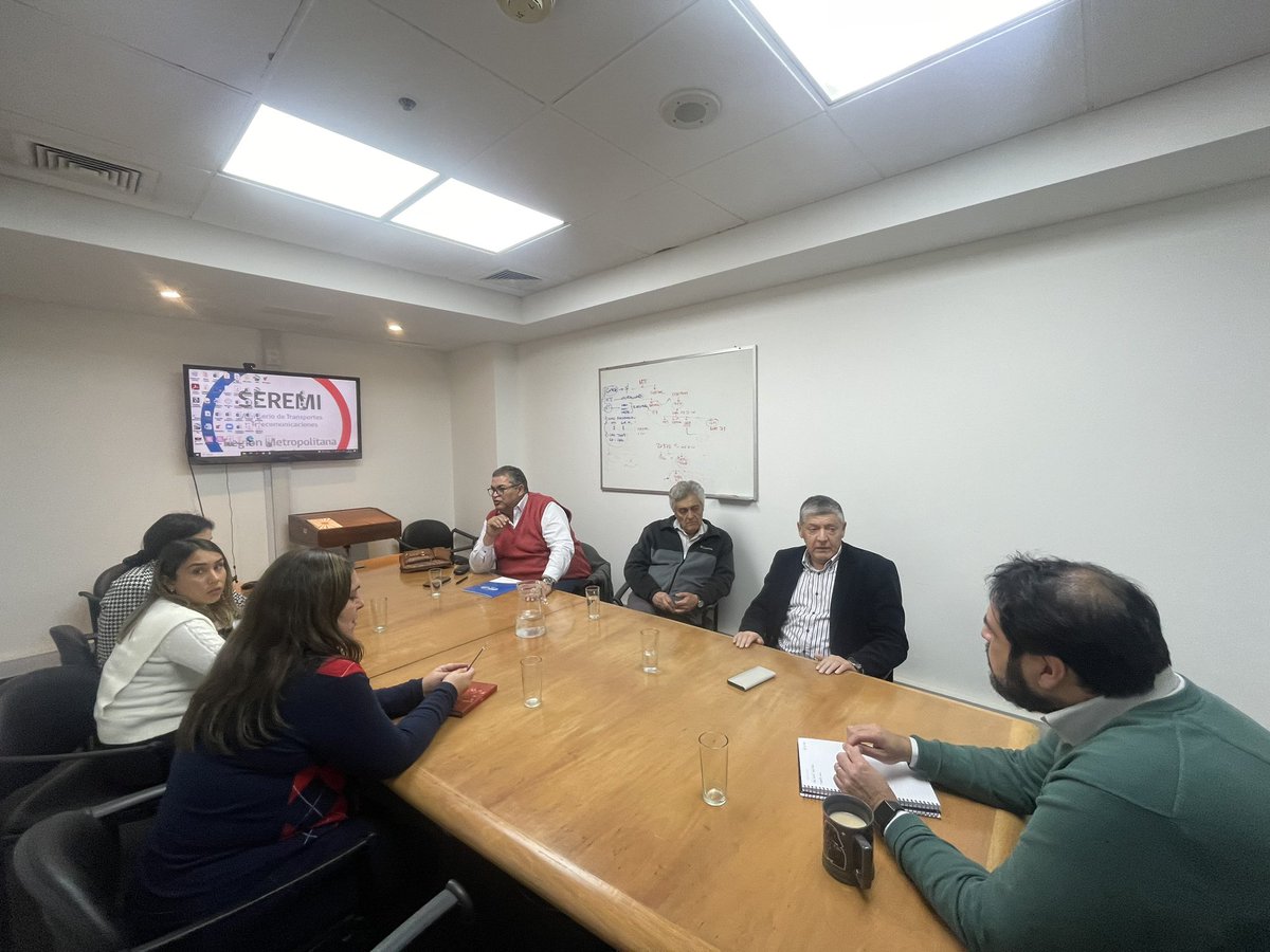 MTTStgo's tweet image. #AgendaMTT : El SEREMITT  @R_Santa_Cruz se reunió con el gremio @conatacochchile para avanzar en mejoras para las modalidades de colectivos. Seguimos trabajando por un #ChileMejorConectado🇨🇱