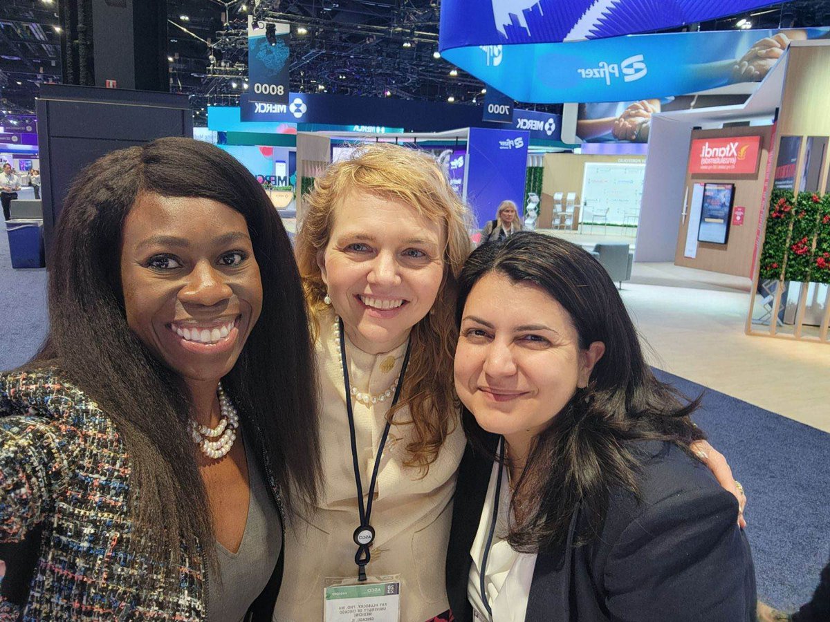 Last selfie of #ASCO23 : with <a href="/feyiolopade/">Feyi Olopade</a> <a href="/CancerIQ/">CancerIQ</a> and <a href="/FayUCCancerCr/">Fay Hlubocky PhD MA FASCO</a> .  See you in Nara Japan in 2 weeks 🌏 for #MASCC23