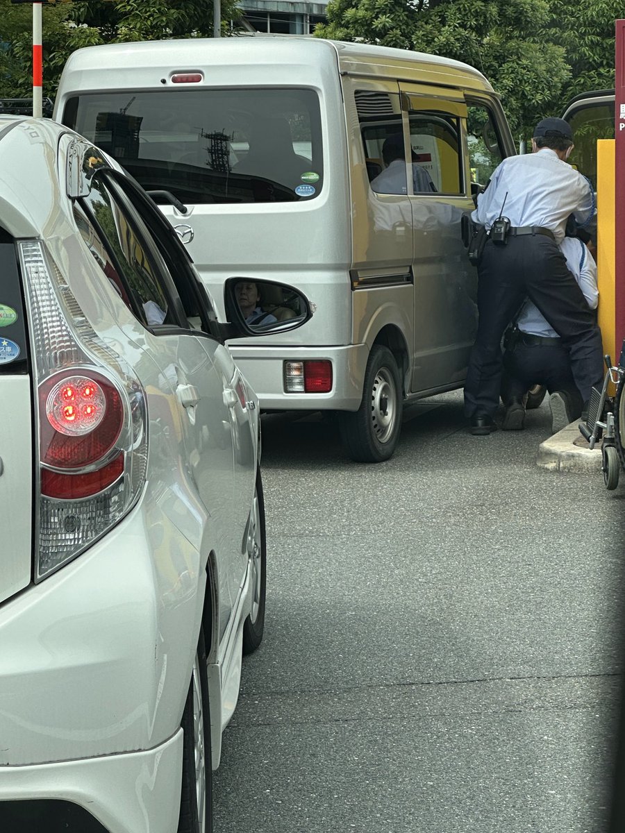 matukuvo's tweet photo. 昨日、病院の駐車場の発券機で軽ワゴンの運転席からオジさんが転落して、警備員さん達が集まって助け出してました。😳 https://t.co/sIlQEoL7Gq