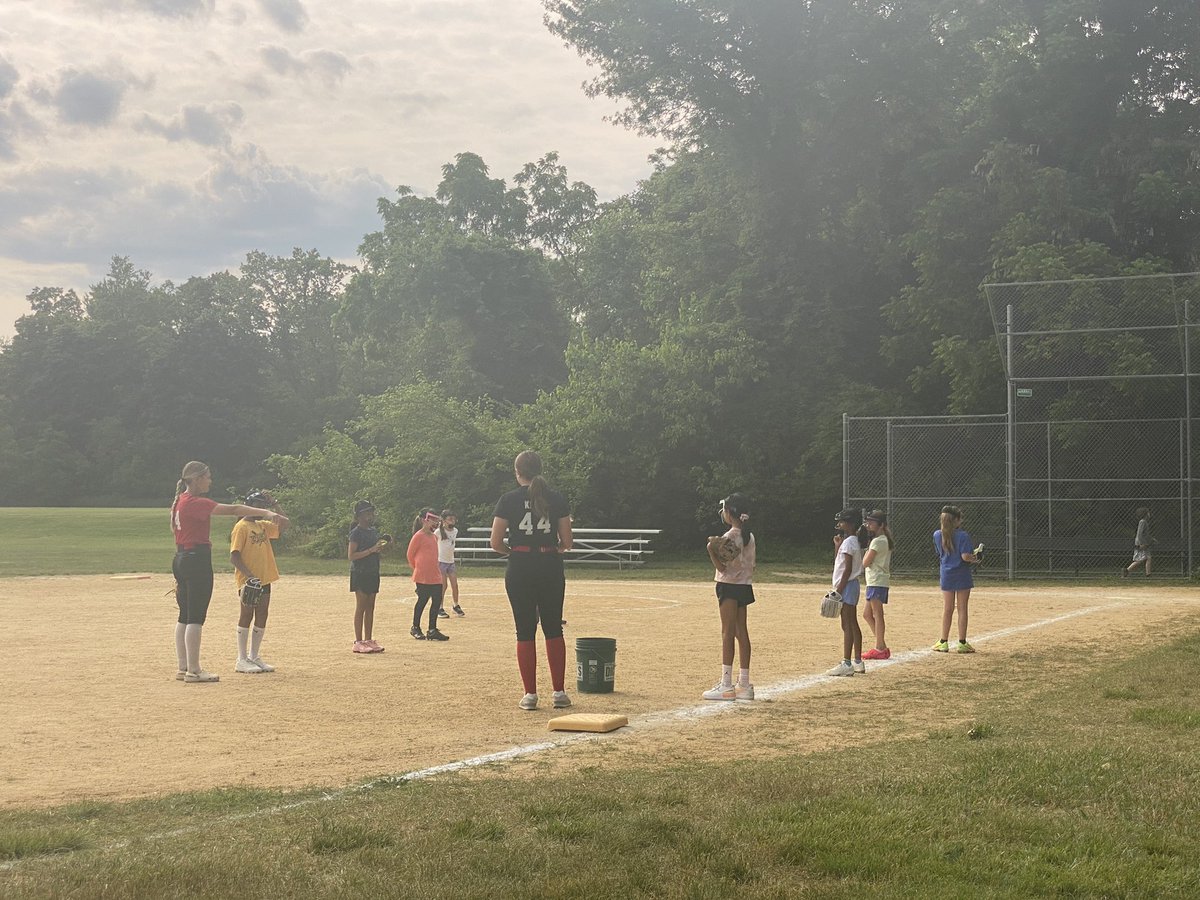 DelaneyKroll10's tweet photo. They’ve got playoffs next week, so @AlliePapol2027 and I helped these future Outlaws get ready.
#Softball #Playoffs #kidpitch #growthegame
@JerseyOutlaws16 @JOutlawsGold_DB https://t.co/ajGacvjX7G