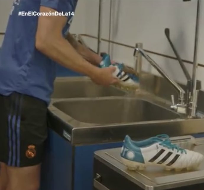 SeputarMadrid's tweet photo. Toni Kroos mencuci sendiri sepatunya di Valdebebas. 👟 #EnElCorazónDeLa14 https://t.co/Mtx5Hy20iw