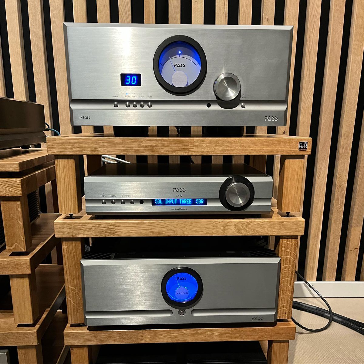 A match made in audio heaven ✨

#TADLabs loudspeakers meet their perfect match with the powerhouse #PassLabs amplifiers, elegantly showcased on a stunning solid oak Podium Reference hi-fi rack. Prepare to be blown away by this sensational #PoelsAudio listening room set-up!