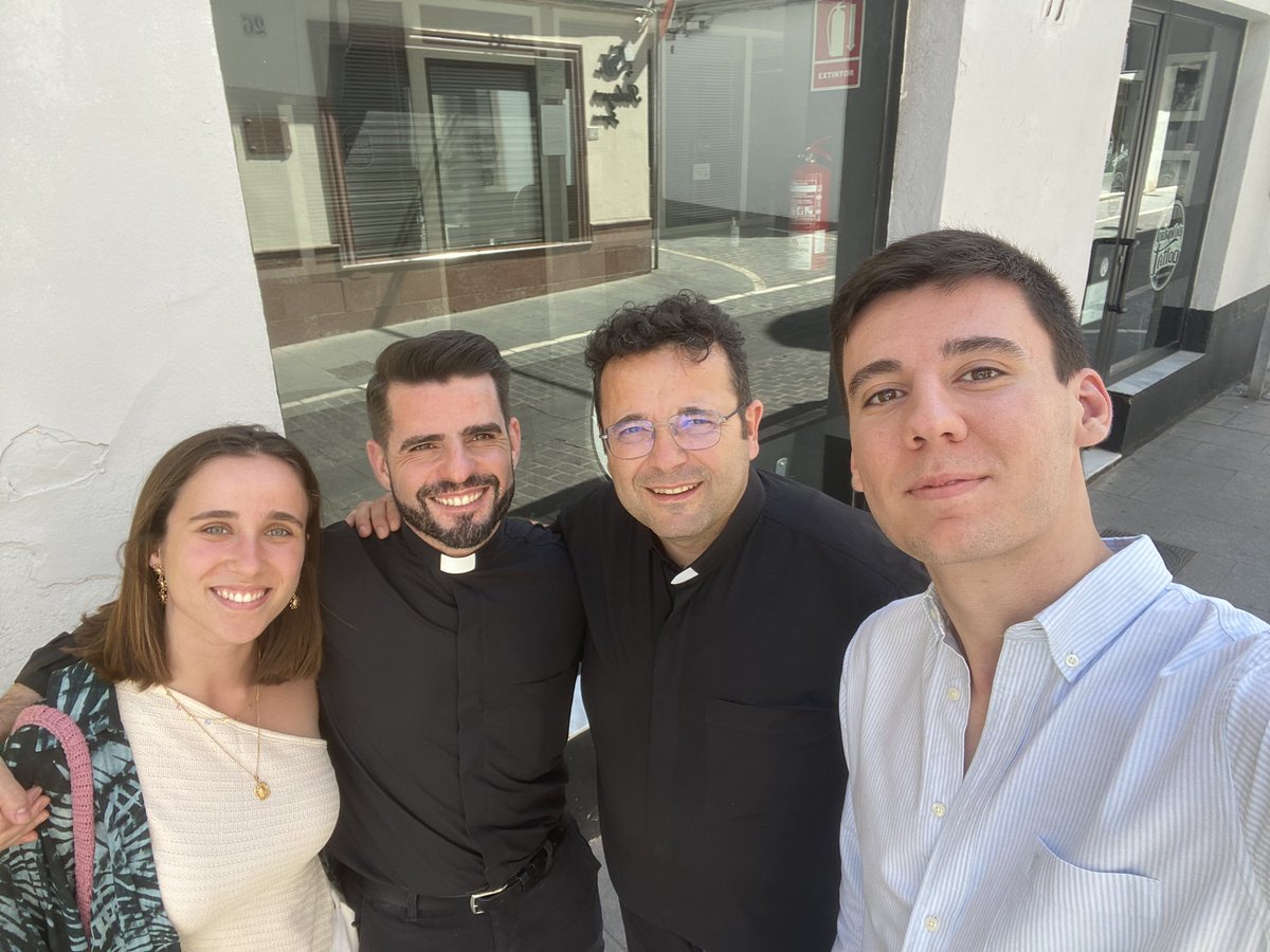 PUcaceres's tweet photo. El delegado de Pastoral Universitaria y director del SAR junto con Amalia Perez participan en el encuentro de Pastoral Universitaria del sur de España en Antequera (Málaga), viviendo un momento sinodal de convivencia, de compartir actividades y proté tos y de rezar todos juntos. https://t.co/JB8m5v9vzc