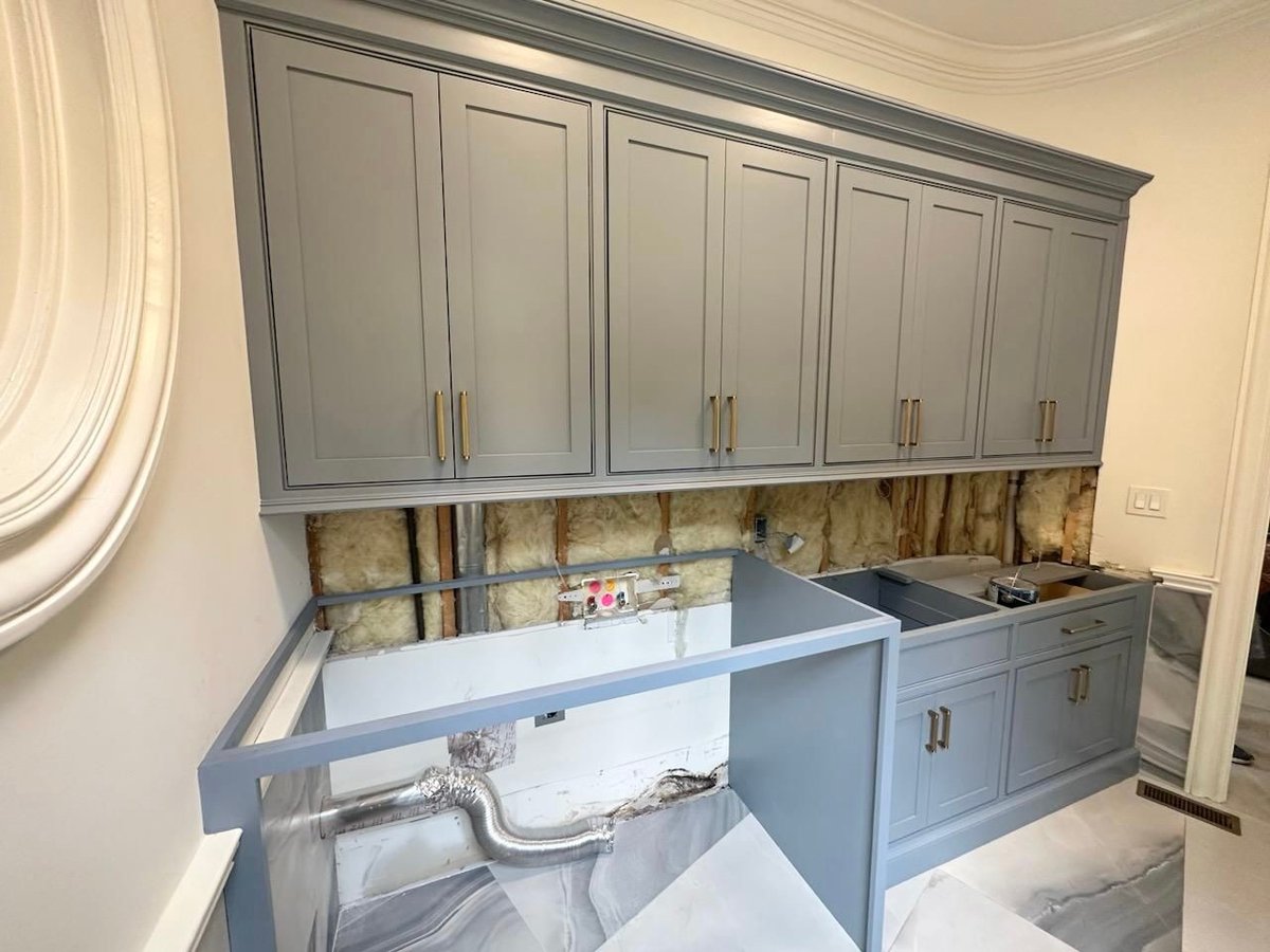 Custom mudroom build installed 7 months ago ☞ now we are back in their laundry room 🧺 We love our repeat clients!!

#mudroom #mudroomgoals #mudroominspo #laundryroomgoals #laundryroom #beforeandafter #bluecabinets #designertips #Interiordesign #goldhardware