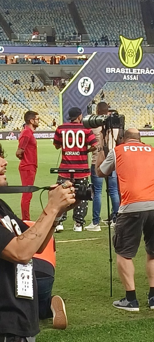 ColunadoFla's tweet photo. uma coisa precisa ser dita: NÃO É A PRIMEIRA VEZ QUE GABIGOL SE VESTE NO ESCURO!

calça de bolinha e manto listrado não dá, na moral... #coluandofla https://t.co/wFNhS5YGvj