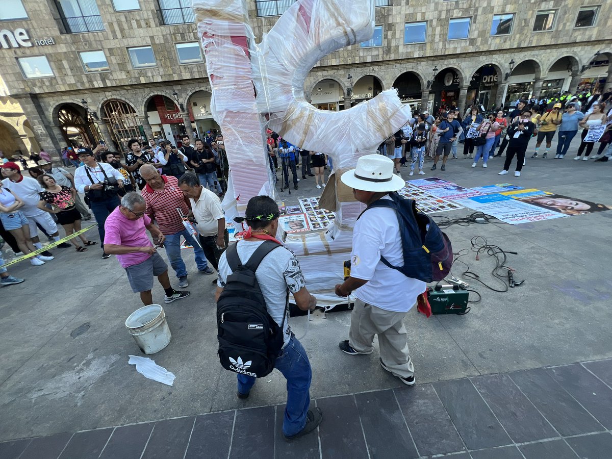 lesszep2's tweet photo. Tras tres años del Halconazo Tapatio colocan el anti monumento #5deJunio en la Plaza Imelda Virgen. https://t.co/19ZAKPNdtt