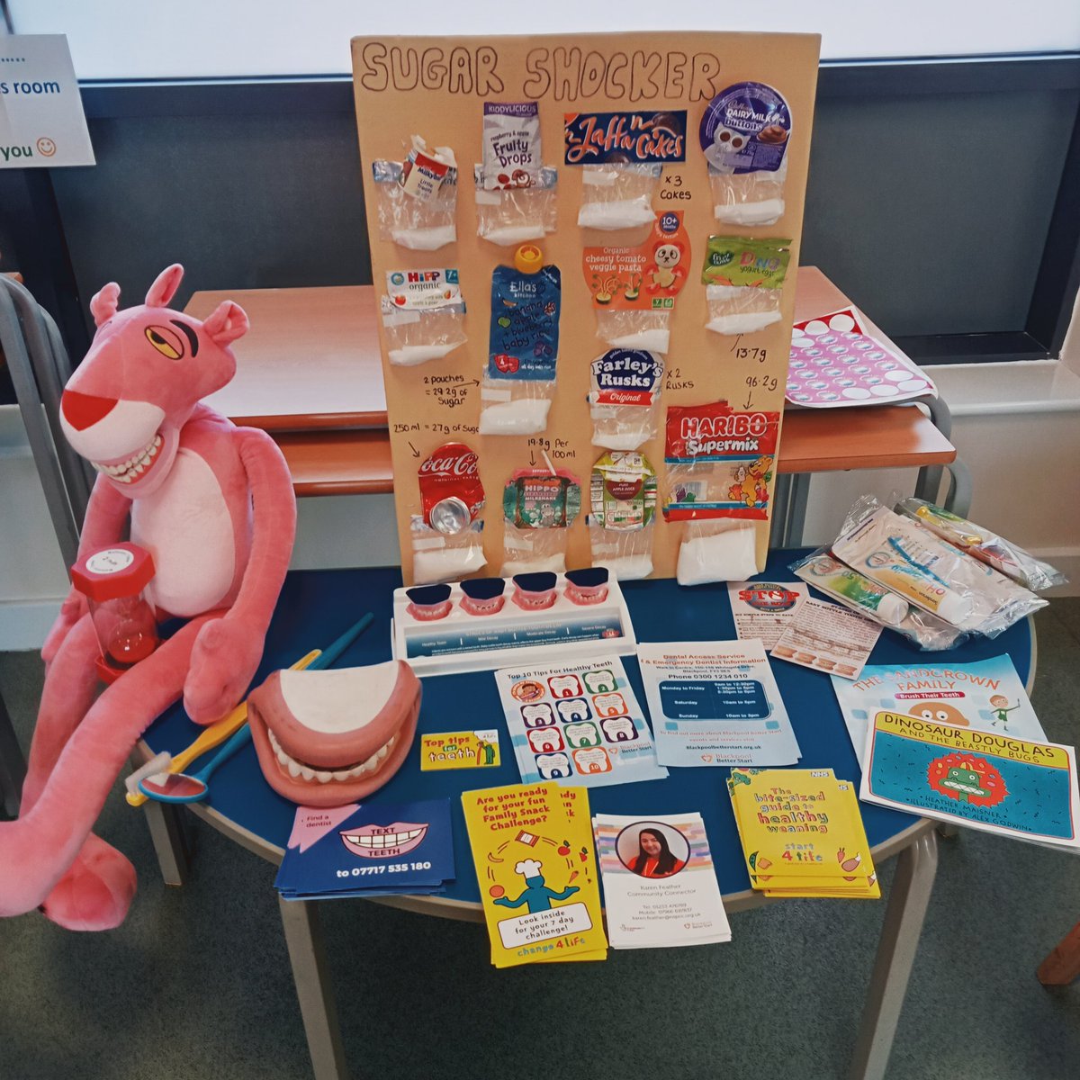 Oral health pop up today at Central Family Hub stay &amp; play session promoting positive messages &amp; our 'text teeth' offer to help Blackpool families with under 4's access dental care 🪥🦷
Everyone loves the sugar shocker board!