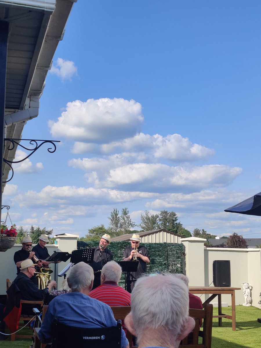 Doylers91's tweet image. Another year down and another fantastic Doonbeg Jazz Festival🌞🎺Next year the Festival will be celebrating its 25th year🎉🎈🍾On our way home today we called into St theresa's nursing home, Kilrush to entertain the residents 🎶🎤 @downtowndixie1 @CampingDoonbeg #doonbeg #kilrush