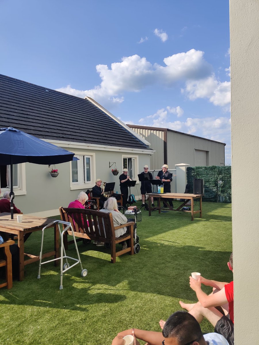 Doylers91's tweet image. Another year down and another fantastic Doonbeg Jazz Festival🌞🎺Next year the Festival will be celebrating its 25th year🎉🎈🍾On our way home today we called into St theresa's nursing home, Kilrush to entertain the residents 🎶🎤 @downtowndixie1 @CampingDoonbeg #doonbeg #kilrush