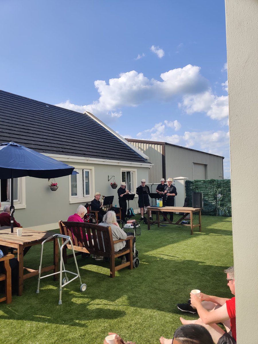 Doylers91's tweet image. Another year down and another fantastic Doonbeg Jazz Festival🌞🎺Next year the Festival will be celebrating its 25th year🎉🎈🍾On our way home today we called into St theresa's nursing home, Kilrush to entertain the residents 🎶🎤 @downtowndixie1 @CampingDoonbeg #doonbeg #kilrush