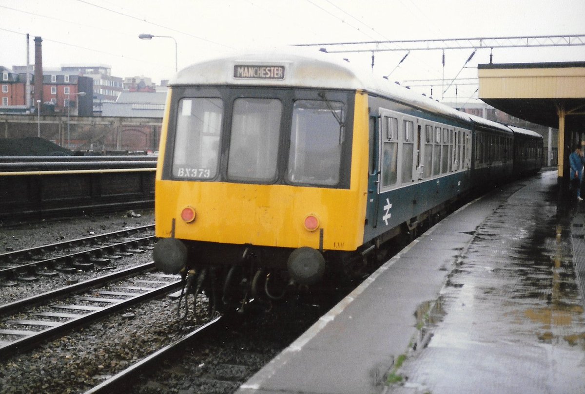 SalopianLyne's tweet photo. Stockport Station 9th January 1988
Buxton Depot's 3-car DMU set BX373 formed of Class 108's 51569 & 53932 + Class 104 centre car 59207 on the 14:15 Buxton to Manchester Piccadilly
Trademark White cab roof!
#BritishRail #Stockport #DMU #Class104 #Class108 #trainspotting #Buxton 🤓 https://t.co/FyWCRduGMs