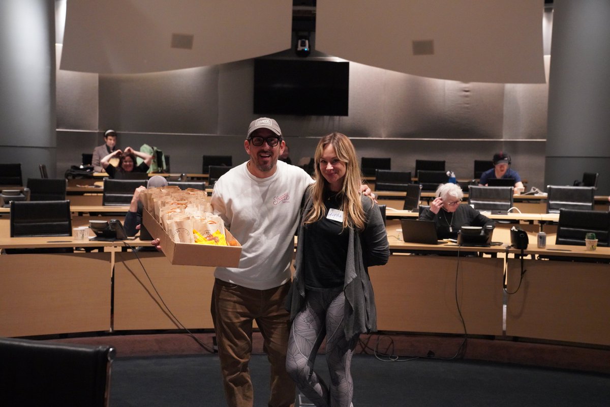 sagaftra's tweet image. 1 HOUR LEFT TO VOTE YES FOR A STRIKE AUTHORIZATION! #SAGAFTRAstrong

Thank you to Adam Shapiro of Shappy&apos;s Pretzels for bringing pretzels to our phone bank #sagaftramember volunteers! 

VOTE NOW! sagaftra.org/contracts2023